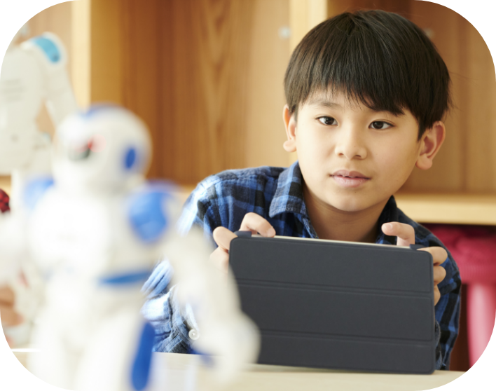 ロボット教室で学ぶ小学生
