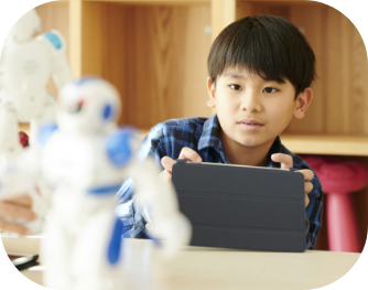 ロボット教室で学ぶ小学生